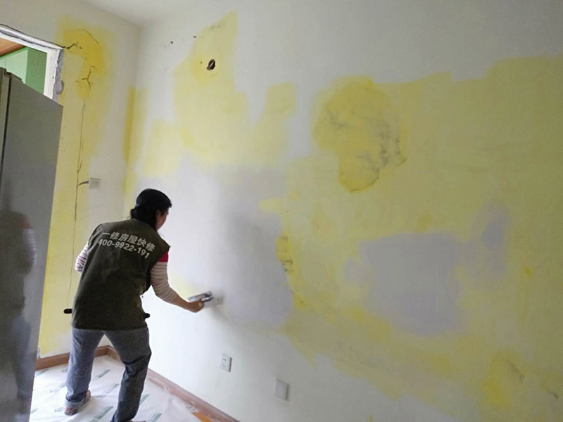 客廳墻面裝修翻新:在進(jìn)行客廳老墻面的翻新處理的時(shí)候要注意將老墻面的原有裝修和裝飾都一并的清除。如果老墻面是裝修了一兩年的，則可以只使用鋼刷和砂紙打磨墻面，讓墻面變得干凈平整之后開始新的乳膠漆粉刷工作，如果是裝修時(shí)間很長磨損很嚴(yán)重的老墻面，則需要用鏟子將墻面的原有裝修都鏟除，之后再刷上膩?zhàn)娱_始新的粉刷工作。墻面的底漆作用非常重要，具有防潮、保護(hù)墻面、提高墻面粉刷效果的作用。在進(jìn)行乳膠漆的涂刷之前先要計(jì)算好所有墻面需要的乳膠漆量，一次配好，避免二次配方產(chǎn)生色差的問題，從而導(dǎo)致墻面顏色不一致影響效果。在進(jìn)行涂刷的時(shí)候也要從上到下順著一個(gè)方向進(jìn)行涂刷。