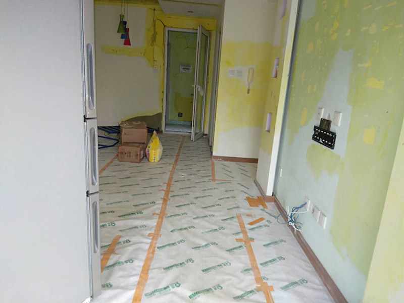 客廳墻面裝修翻新:在進(jìn)行客廳老墻面的翻新處理的時(shí)候要注意將老墻面的原有裝修和裝飾都一并的清除。如果老墻面是裝修了一兩年的，則可以只使用鋼刷和砂紙打磨墻面，讓墻面變得干凈平整之后開始新的乳膠漆粉刷工作，如果是裝修時(shí)間很長磨損很嚴(yán)重的老墻面，則需要用鏟子將墻面的原有裝修都鏟除，之后再刷上膩?zhàn)娱_始新的粉刷工作。墻面的底漆作用非常重要，具有防潮、保護(hù)墻面、提高墻面粉刷效果的作用。在進(jìn)行乳膠漆的涂刷之前先要計(jì)算好所有墻面需要的乳膠漆量，一次配好，避免二次配方產(chǎn)生色差的問題，從而導(dǎo)致墻面顏色不一致影響效果。在進(jìn)行涂刷的時(shí)候也要從上到下順著一個(gè)方向進(jìn)行涂刷。