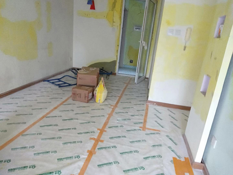 客廳墻面裝修翻新:在進(jìn)行客廳老墻面的翻新處理的時(shí)候要注意將老墻面的原有裝修和裝飾都一并的清除。如果老墻面是裝修了一兩年的，則可以只使用鋼刷和砂紙打磨墻面，讓墻面變得干凈平整之后開始新的乳膠漆粉刷工作，如果是裝修時(shí)間很長磨損很嚴(yán)重的老墻面，則需要用鏟子將墻面的原有裝修都鏟除，之后再刷上膩?zhàn)娱_始新的粉刷工作。墻面的底漆作用非常重要，具有防潮、保護(hù)墻面、提高墻面粉刷效果的作用。在進(jìn)行乳膠漆的涂刷之前先要計(jì)算好所有墻面需要的乳膠漆量，一次配好，避免二次配方產(chǎn)生色差的問題，從而導(dǎo)致墻面顏色不一致影響效果。在進(jìn)行涂刷的時(shí)候也要從上到下順著一個(gè)方向進(jìn)行涂刷。