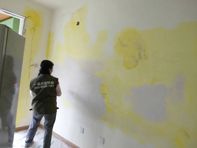 客廳墻面裝修翻新:在進(jìn)行客廳老墻面的翻新處理的時(shí)候要注意將老墻面的原有裝修和裝飾都一并的清除。如果老墻面是裝修了一兩年的，則可以只使用鋼刷和砂紙打磨墻面，讓墻面變得干凈平整之后開始新的乳膠漆粉刷工作，如果是裝修時(shí)間很長磨損很嚴(yán)重的老墻面，則需要用鏟子將墻面的原有裝修都鏟除，之后再刷上膩?zhàn)娱_始新的粉刷工作。墻面的底漆作用非常重要，具有防潮、保護(hù)墻面、提高墻面粉刷效果的作用。在進(jìn)行乳膠漆的涂刷之前先要計(jì)算好所有墻面需要的乳膠漆量，一次配好，避免二次配方產(chǎn)生色差的問題，從而導(dǎo)致墻面顏色不一致影響效果。在進(jìn)行涂刷的時(shí)候也要從上到下順著一個(gè)方向進(jìn)行涂刷。