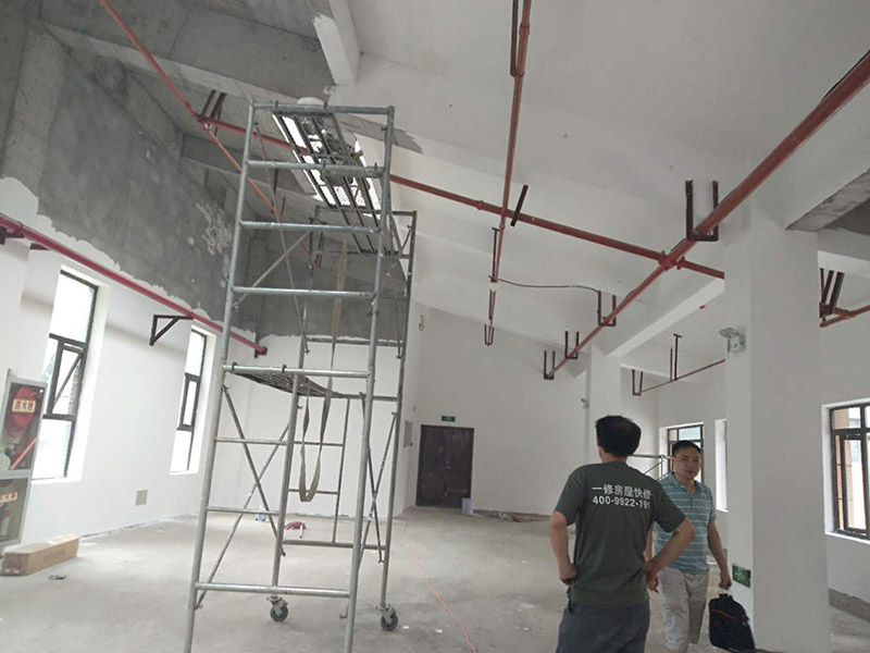 工廠裝修翻新打掃:地面部分是整個(gè)工廠面積比較大的一部分，所以在裝修也是需要格外注意的地方。一般來說，工廠地面所用材料都是水磨石，當(dāng)然也不乏釉面磚或者麻石等。水磨石若是出現(xiàn)缺陷或者污垢，可以對(duì)其進(jìn)行打磨修復(fù)。與地板一樣，墻面也是工廠中總占面積比較大的一個(gè)部分。而且也是容易受污損的一個(gè)部分，而且還容易出現(xiàn)起皮、掉皮等各種問題，所以在進(jìn)行工廠翻新裝修的時(shí)候，墻面自然是不能夠忽視的。