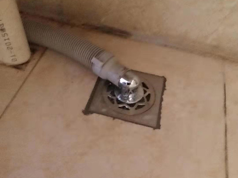 更換水龍頭地漏：塑料水龍頭維修方法最常見(jiàn)的漏水解決方法是使用鉗子逆時(shí)針旋轉(zhuǎn)取下龍頭，在螺釘固定處順時(shí)針纏繞上五到六圈止水膠帶，隨后順時(shí)針裝上塑料水龍頭即可，這個(gè)方法行不通，就試試后面的方法。若因軸心墊片部位發(fā)生磨損導(dǎo)致漏水，則可使用老虎鉗取下壓蓋，用鑷子夾出軸心墊片，更換一個(gè)新的就好了，一般的五金店都會(huì)有軸心墊片賣。若想更換三角密封墊，則可以用螺絲刀轉(zhuǎn)動(dòng)栓頭上的螺絲，取下后再取下壓蓋，三角密封墊就在壓蓋的內(nèi)側(cè)，更換就行了。若是接管的結(jié)合部位漏水現(xiàn)象嚴(yán)重，只用螺絲刀扭緊蓋型螺帽即可，如果不能解決問(wèn)題，那就只好將U型密封墊更換成新的。止水磁盤(pán)的故障不容易維修，需要完全拆解龍頭進(jìn)行清理，出現(xiàn)這種故障多是當(dāng)?shù)刈詠?lái)水不夠干凈內(nèi)存砂石的緣故。如果發(fā)現(xiàn)膠墊出現(xiàn)了毀損，一定要立即更換。