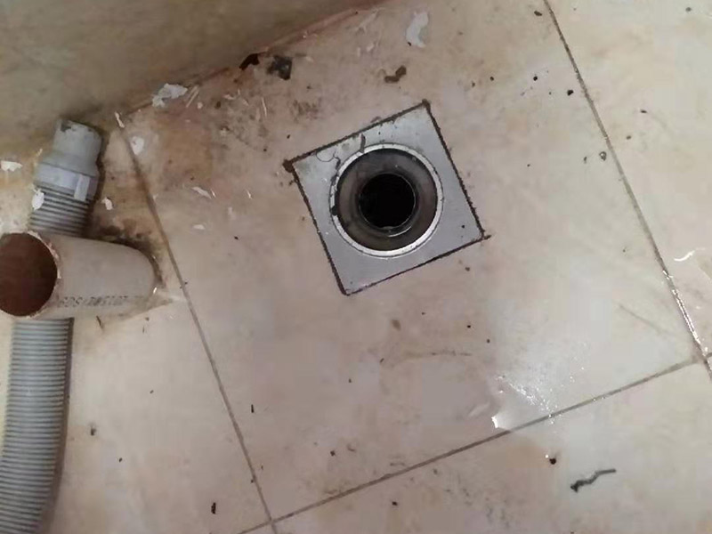 更換水龍頭地漏：塑料水龍頭維修方法最常見(jiàn)的漏水解決方法是使用鉗子逆時(shí)針旋轉(zhuǎn)取下龍頭，在螺釘固定處順時(shí)針纏繞上五到六圈止水膠帶，隨后順時(shí)針裝上塑料水龍頭即可，這個(gè)方法行不通，就試試后面的方法。若因軸心墊片部位發(fā)生磨損導(dǎo)致漏水，則可使用老虎鉗取下壓蓋，用鑷子夾出軸心墊片，更換一個(gè)新的就好了，一般的五金店都會(huì)有軸心墊片賣。若想更換三角密封墊，則可以用螺絲刀轉(zhuǎn)動(dòng)栓頭上的螺絲，取下后再取下壓蓋，三角密封墊就在壓蓋的內(nèi)側(cè)，更換就行了。若是接管的結(jié)合部位漏水現(xiàn)象嚴(yán)重，只用螺絲刀扭緊蓋型螺帽即可，如果不能解決問(wèn)題，那就只好將U型密封墊更換成新的。止水磁盤(pán)的故障不容易維修，需要完全拆解龍頭進(jìn)行清理，出現(xiàn)這種故障多是當(dāng)?shù)刈詠?lái)水不夠干凈內(nèi)存砂石的緣故。如果發(fā)現(xiàn)膠墊出現(xiàn)了毀損，一定要立即更換。