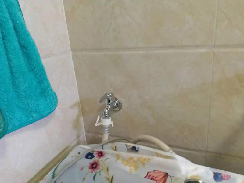 更換水龍頭地漏：塑料水龍頭維修方法最常見(jiàn)的漏水解決方法是使用鉗子逆時(shí)針旋轉(zhuǎn)取下龍頭，在螺釘固定處順時(shí)針纏繞上五到六圈止水膠帶，隨后順時(shí)針裝上塑料水龍頭即可，這個(gè)方法行不通，就試試后面的方法。若因軸心墊片部位發(fā)生磨損導(dǎo)致漏水，則可使用老虎鉗取下壓蓋，用鑷子夾出軸心墊片，更換一個(gè)新的就好了，一般的五金店都會(huì)有軸心墊片賣。若想更換三角密封墊，則可以用螺絲刀轉(zhuǎn)動(dòng)栓頭上的螺絲，取下后再取下壓蓋，三角密封墊就在壓蓋的內(nèi)側(cè)，更換就行了。若是接管的結(jié)合部位漏水現(xiàn)象嚴(yán)重，只用螺絲刀扭緊蓋型螺帽即可，如果不能解決問(wèn)題，那就只好將U型密封墊更換成新的。止水磁盤(pán)的故障不容易維修，需要完全拆解龍頭進(jìn)行清理，出現(xiàn)這種故障多是當(dāng)?shù)刈詠?lái)水不夠干凈內(nèi)存砂石的緣故。如果發(fā)現(xiàn)膠墊出現(xiàn)了毀損，一定要立即更換。