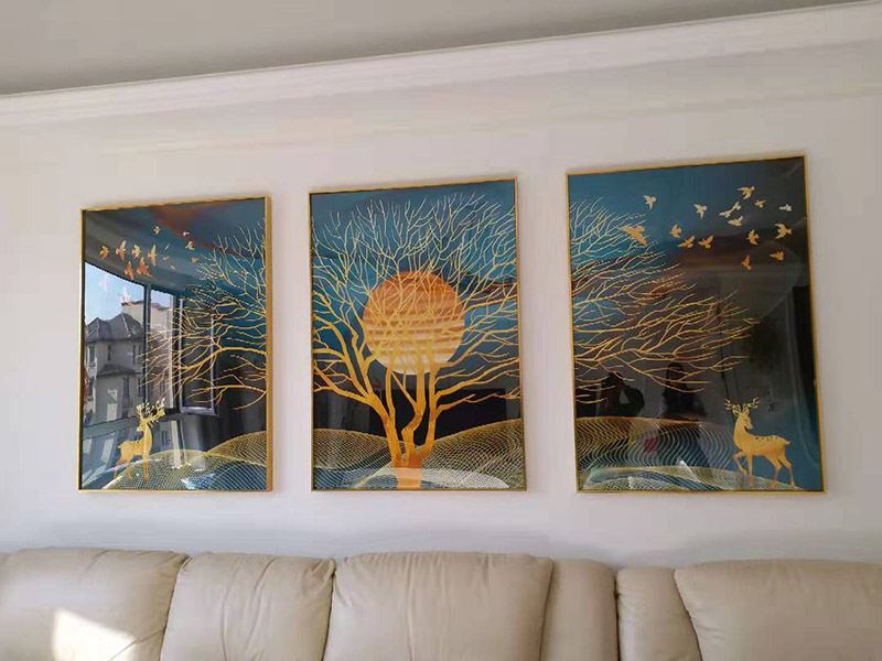 客廳掛畫安裝：如果是豎幅的書畫作品，那么裝裱成軸后，可以直接懸掛，在掛畫的前面頂部的暗處釘個小釘子，或是找個掛畫的鉤子或物件，即可直接懸掛了，非常方便。 如果是橫幅的書畫作品，如果裝裱成裱桿，那么可以在兩頭固定后，直接懸掛，但橫幅的書畫作品，可以考慮掛在沙發(fā)后面的背景墻上，畫的尺寸不要超過沙發(fā)的長度。 同時考慮到美觀，和長期保存等因素，建議直接去當?shù)嘏淇虻牡胤脚鋫€框，則能更有效美觀的掛畫，并且一般配框的地方都會上門安裝，可以用一些隱性掛鉤，效果更好些。