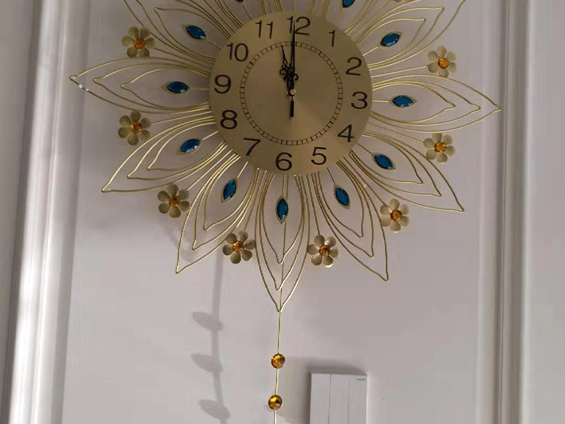 客廳掛畫安裝：如果是豎幅的書畫作品，那么裝裱成軸后，可以直接懸掛，在掛畫的前面頂部的暗處釘個小釘子，或是找個掛畫的鉤子或物件，即可直接懸掛了，非常方便。 如果是橫幅的書畫作品，如果裝裱成裱桿，那么可以在兩頭固定后，直接懸掛，但橫幅的書畫作品，可以考慮掛在沙發(fā)后面的背景墻上，畫的尺寸不要超過沙發(fā)的長度。 同時考慮到美觀，和長期保存等因素，建議直接去當?shù)嘏淇虻牡胤脚鋫€框，則能更有效美觀的掛畫，并且一般配框的地方都會上門安裝，可以用一些隱性掛鉤，效果更好些。