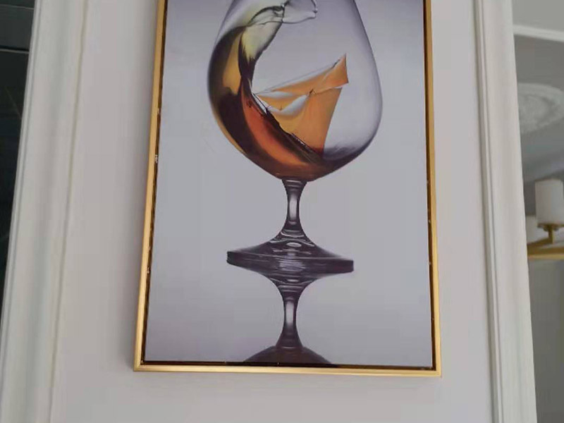 客廳掛畫安裝：如果是豎幅的書畫作品，那么裝裱成軸后，可以直接懸掛，在掛畫的前面頂部的暗處釘個小釘子，或是找個掛畫的鉤子或物件，即可直接懸掛了，非常方便。 如果是橫幅的書畫作品，如果裝裱成裱桿，那么可以在兩頭固定后，直接懸掛，但橫幅的書畫作品，可以考慮掛在沙發(fā)后面的背景墻上，畫的尺寸不要超過沙發(fā)的長度。 同時考慮到美觀，和長期保存等因素，建議直接去當?shù)嘏淇虻牡胤脚鋫€框，則能更有效美觀的掛畫，并且一般配框的地方都會上門安裝，可以用一些隱性掛鉤，效果更好些。