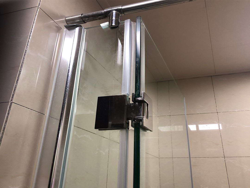 淋浴房拆除案例：1、搬運(yùn)時(shí)，淋浴房水平搬運(yùn)易使玻璃破碎，需要垂直且要兩人以上同時(shí)進(jìn)行搬運(yùn)，且注意避免和硬物碰撞。 2、淋浴房包裝開拆后請把玻璃豎直靠墻平穩(wěn)放置，水平放置或不平整放置都可能造成玻璃破損，造成財(cái)產(chǎn)損失或人身傷害。 3、使用密封硅膠時(shí)，不要把硅膠涂在亞克力潔具表面。如果不小心涂上少許切記不要急于去擦拭，這樣更難清除，要等其固化后輕輕揭去，禁止用硬物刮擦，不然會導(dǎo)致表面損壞。底盆安裝以后，要在硅膠全部固化后再使用(硅膠固化時(shí)間為24小時(shí))。