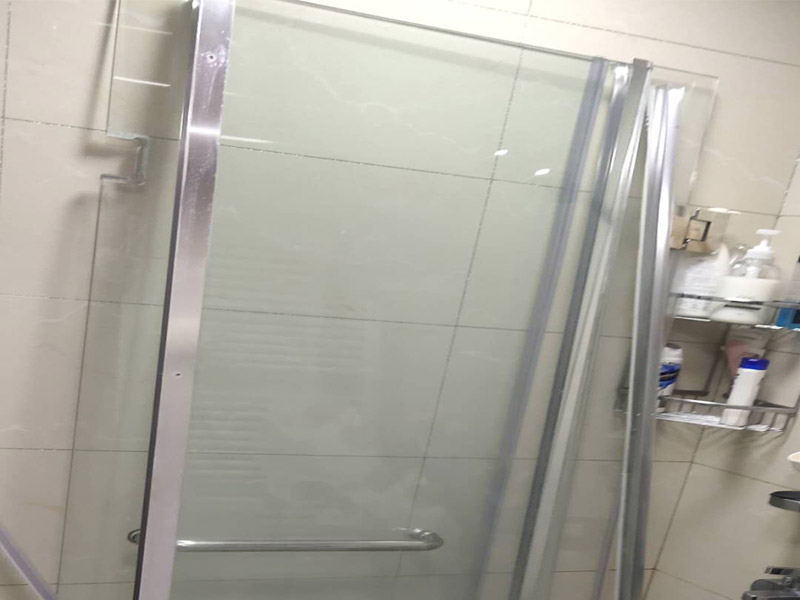 淋浴房拆除案例：1、搬運(yùn)時(shí)，淋浴房水平搬運(yùn)易使玻璃破碎，需要垂直且要兩人以上同時(shí)進(jìn)行搬運(yùn)，且注意避免和硬物碰撞。 2、淋浴房包裝開拆后請把玻璃豎直靠墻平穩(wěn)放置，水平放置或不平整放置都可能造成玻璃破損，造成財(cái)產(chǎn)損失或人身傷害。 3、使用密封硅膠時(shí)，不要把硅膠涂在亞克力潔具表面。如果不小心涂上少許切記不要急于去擦拭，這樣更難清除，要等其固化后輕輕揭去，禁止用硬物刮擦，不然會導(dǎo)致表面損壞。底盆安裝以后，要在硅膠全部固化后再使用(硅膠固化時(shí)間為24小時(shí))。