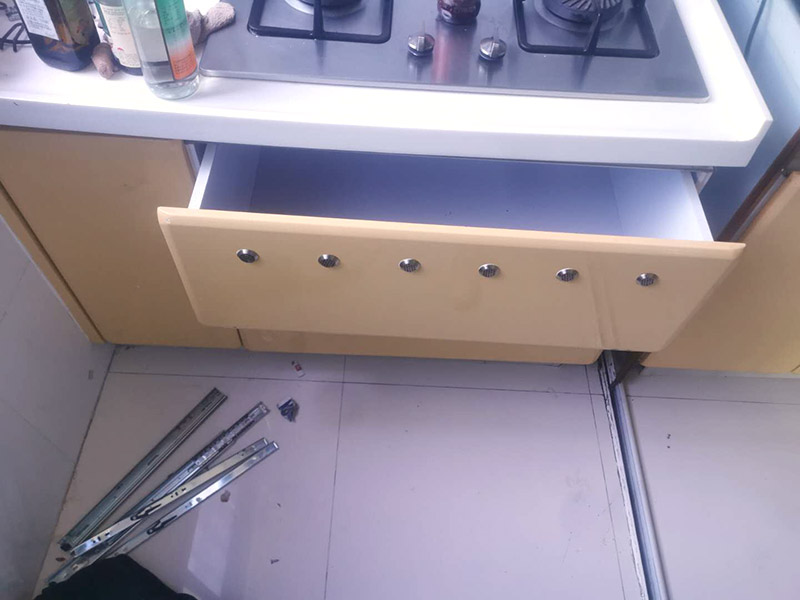 櫥柜滑軌安裝:確定櫥柜長(zhǎng)度，合理選擇滑道的尺寸;輕拆內(nèi)軌，注意不要損壞,將外軌和中軌安裝到抽屜的兩側(cè),之后將櫥柜裝入箱體；櫥柜的滑軌一般來(lái)說(shuō)長(zhǎng)度應(yīng)該和抽屜抽拉的長(zhǎng)度相當(dāng)，如果滑軌過(guò)短，那么櫥柜就達(dá)不到最大的開(kāi)合，如果過(guò)長(zhǎng)，就造成了無(wú)法安裝。櫥柜拉籃的安裝其實(shí)與櫥柜的安裝沒(méi)太大的區(qū)別,就是把滑軌安裝好后將拉籃裝上就可以了,這里應(yīng)注意拉籃的水平性,不可以兩遍高低不同。