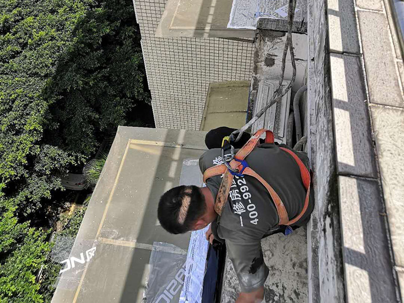 飄窗房檐頂面防水:首先，用水泥砂漿找平，同時做好防水層和保護層，然后，檢查基層處理并進行清理，要求不能有任何雜質，且屋面必須保持干燥，否則會直接影響防水效果，最后，根據當天的施工量配置相應的瀝青，并參照從高到低、從遠到近的順序，開始鋪貼屋面防水卷材。