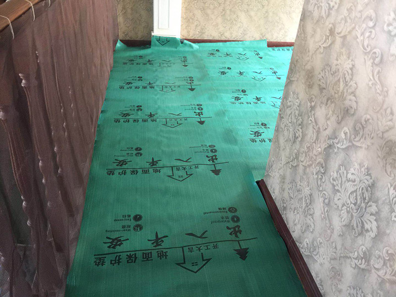 家具樓梯地面保護方案:入戶門的保護 入戶門是各種裝修物料進場以及各種建筑裝修垃圾清理的必經(jīng)之路，這些物品在搬運的過程中，與入戶門發(fā)生磕碰、摩擦的機率大大增加，所以，第一個需要做好成品保護的地方就是入戶門。建議：在裝修開工前直到家具進場期間，都需要對入戶門進行保護！對于這一點，可以使用成品保護膜將門包裹。  二、水電改造時的保護 水電改造屬于隱蔽工程之一，是基礎(chǔ)裝修，其施工的質(zhì)量好壞，對于后期的施工和使用起著非常重要的作用。當水電改造完成后，對各種管線進行規(guī)范的固定，防止脫落，對裸露的線頭進行包裹，防止發(fā)生觸電的危險，地面裸露的線管，做好固定和保護，防止被踩壞，在搬運各種物料的時候不要破壞地面所布的管線。 建議水電改造的成品保護別忽視! 1、電路改造的時候，能開槽的地方盡量開槽。 2、不能開槽的地方一定要做好固定和保護。 3、下水管要封好。 4、對裸露的線頭盡量進行包裹。