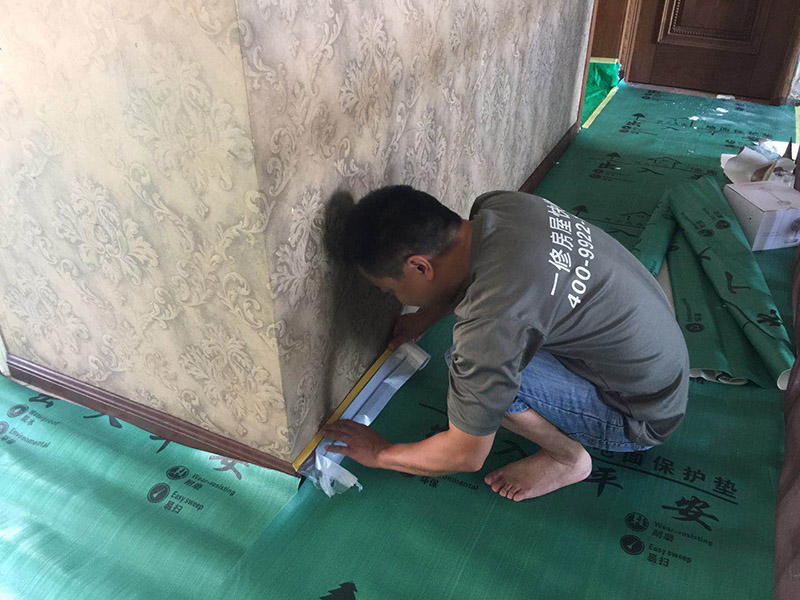 家具樓梯地面保護方案:入戶門的保護 入戶門是各種裝修物料進場以及各種建筑裝修垃圾清理的必經(jīng)之路，這些物品在搬運的過程中，與入戶門發(fā)生磕碰、摩擦的機率大大增加，所以，第一個需要做好成品保護的地方就是入戶門。建議：在裝修開工前直到家具進場期間，都需要對入戶門進行保護！對于這一點，可以使用成品保護膜將門包裹。  二、水電改造時的保護 水電改造屬于隱蔽工程之一，是基礎(chǔ)裝修，其施工的質(zhì)量好壞，對于后期的施工和使用起著非常重要的作用。當水電改造完成后，對各種管線進行規(guī)范的固定，防止脫落，對裸露的線頭進行包裹，防止發(fā)生觸電的危險，地面裸露的線管，做好固定和保護，防止被踩壞，在搬運各種物料的時候不要破壞地面所布的管線。 建議水電改造的成品保護別忽視! 1、電路改造的時候，能開槽的地方盡量開槽。 2、不能開槽的地方一定要做好固定和保護。 3、下水管要封好。 4、對裸露的線頭盡量進行包裹。