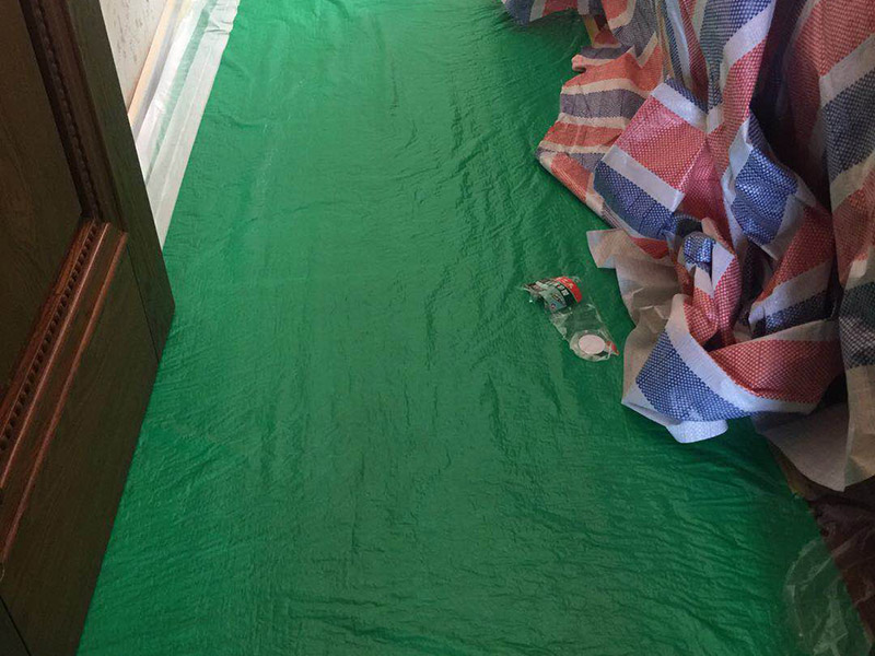 家具樓梯地面保護方案:入戶門的保護 入戶門是各種裝修物料進場以及各種建筑裝修垃圾清理的必經(jīng)之路，這些物品在搬運的過程中，與入戶門發(fā)生磕碰、摩擦的機率大大增加，所以，第一個需要做好成品保護的地方就是入戶門。建議：在裝修開工前直到家具進場期間，都需要對入戶門進行保護！對于這一點，可以使用成品保護膜將門包裹。  二、水電改造時的保護 水電改造屬于隱蔽工程之一，是基礎(chǔ)裝修，其施工的質(zhì)量好壞，對于后期的施工和使用起著非常重要的作用。當水電改造完成后，對各種管線進行規(guī)范的固定，防止脫落，對裸露的線頭進行包裹，防止發(fā)生觸電的危險，地面裸露的線管，做好固定和保護，防止被踩壞，在搬運各種物料的時候不要破壞地面所布的管線。 建議水電改造的成品保護別忽視! 1、電路改造的時候，能開槽的地方盡量開槽。 2、不能開槽的地方一定要做好固定和保護。 3、下水管要封好。 4、對裸露的線頭盡量進行包裹。