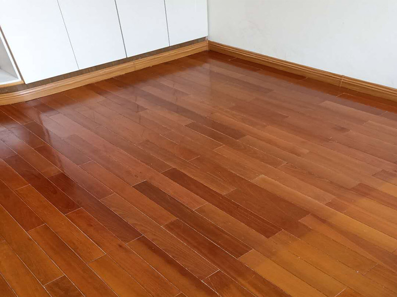 舊地板更換鋪裝：無論再好的實木地板用久了都會出現(xiàn)不平整的情況，舊地板翻新要用粗砂對地板進行打磨，將舊地板外層去掉1-2毫米，這個最好要請專業(yè)的師傅來做，特別是轉(zhuǎn)角位置。打磨后視覺上實木地板是非常平整的，其實略有高低不平。為了避免影響翻新效果，一般建議用戶在實木地板上刮涂一遍填泥，然后等填泥干透再執(zhí)行下步操作。再經(jīng)歷過打磨、填泥后實木地板看上去非常新了，但在光線較好下可發(fā)現(xiàn)：地板顏色不均勻。這時候需要對地板進行調(diào)色。用配套的底漆在地板上再涂抹一層，效果會好很多。