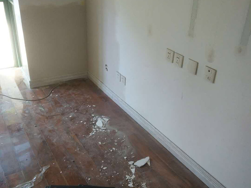 墻面粉刷翻新：1、清理墻面： 舊墻面在翻新前一定要做墻面基底處理，粉化嚴重的要全部鏟除，鏟除后抹上一層白水泥，原來墻面過于光滑、刷過油漆的鏟除后還要做打磨處理，把粘結(jié)不牢的表皮去掉，便于新涂料和墻體粘結(jié)。 2、涂刷底漆： 墻面底漆的作用是抗堿防潮、封固基材、保護面漆，提高面漆的質(zhì)感和遮蓋力，對于老房翻新，墻面一定要做底漆，如果沒有刷底漆就直接上面漆的話，時間一長墻面容易起泡、發(fā)霉，太陽照曬時間長了也容易變色。 3、大面積修補： 已經(jīng)上好面漆的墻面要修補會比較麻煩，容易產(chǎn)生色差，材料的使用時間不同，質(zhì)量也難以保證，很難達到理想效果。 4、防色差： 墻面色差是修補墻面時需要盡量避免的，為此，應(yīng)該注意按照油漆桶的說明配比、涂刷，最好估算好用量，一次準(zhǔn)備足夠的量，這樣能保證墻面顏色一致，也能避免用量不足重新調(diào)配出來的顏色有差異。