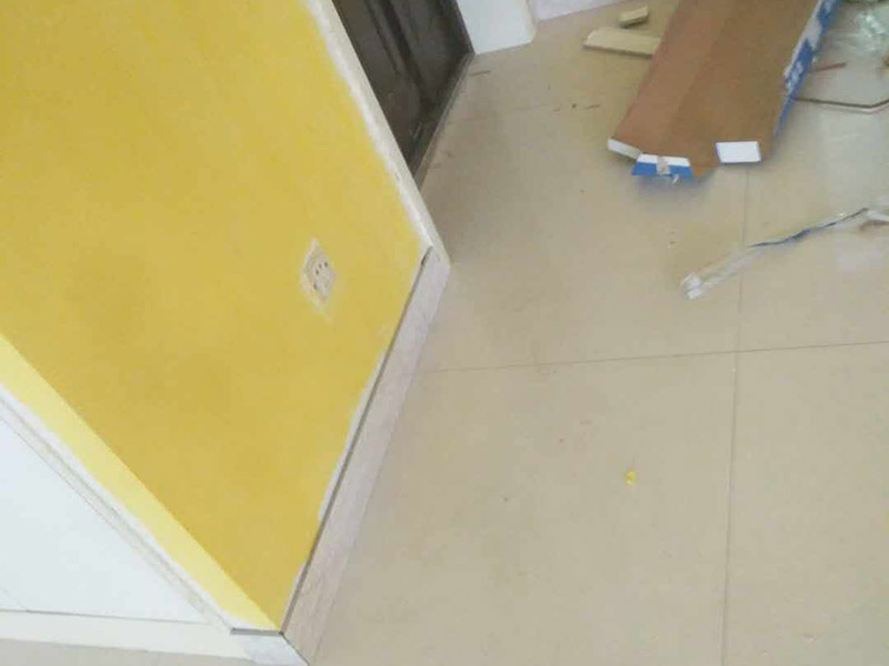 墻面粉刷翻新：1、清理墻面： 舊墻面在翻新前一定要做墻面基底處理，粉化嚴重的要全部鏟除，鏟除后抹上一層白水泥，原來墻面過于光滑、刷過油漆的鏟除后還要做打磨處理，把粘結(jié)不牢的表皮去掉，便于新涂料和墻體粘結(jié)。 2、涂刷底漆： 墻面底漆的作用是抗堿防潮、封固基材、保護面漆，提高面漆的質(zhì)感和遮蓋力，對于老房翻新，墻面一定要做底漆，如果沒有刷底漆就直接上面漆的話，時間一長墻面容易起泡、發(fā)霉，太陽照曬時間長了也容易變色。 3、大面積修補： 已經(jīng)上好面漆的墻面要修補會比較麻煩，容易產(chǎn)生色差，材料的使用時間不同，質(zhì)量也難以保證，很難達到理想效果。 4、防色差： 墻面色差是修補墻面時需要盡量避免的，為此，應(yīng)該注意按照油漆桶的說明配比、涂刷，最好估算好用量，一次準(zhǔn)備足夠的量，這樣能保證墻面顏色一致，也能避免用量不足重新調(diào)配出來的顏色有差異。