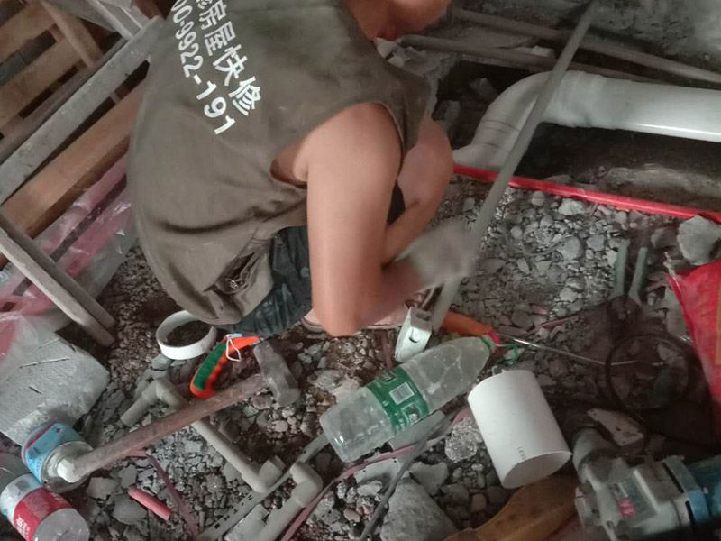 管道更換墻面修補(bǔ):墻面裂縫面積如果比較大的話，必須將開裂處墻面的基底鑿成U型狀，并且它的槽間距必須要大于20CM以上。而對于鑿好的墻面基地還需進(jìn)行鑿毛處理，然后再掛上鋼絲網(wǎng)，最后在使用帶有彈性的裝飾性墻面材料對裂縫處進(jìn)行涂刷。 1、墻面在進(jìn)行裂縫修補(bǔ)的時候，要注意其開裂的原因不同，處理的方法也是有所不同的。另外，墻面會出現(xiàn)開裂的現(xiàn)象這與施工、保養(yǎng)油等方面都有很大關(guān)系。因此，一定要標(biāo)準(zhǔn)施工以及平時注意墻面的保養(yǎng)，避免淋雨、暴曬。 2、修補(bǔ)墻面裂縫最需要注意的就是下雨天漏雨方面的問題，在出現(xiàn)漏雨情況時想要真正的做到裝修墻面處理是非常困難的，因此必須要做好防御的工作。如果使用拒水粉的話，風(fēng)吹雨打都能使其輕易流失掉，因?yàn)樗且环N輕質(zhì)干燥的粉未。所以保護(hù)層必須由鋼筋砼來制作，這樣才能長期阻止其外流。