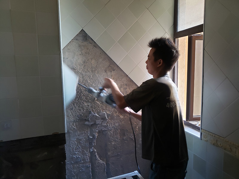 衛(wèi)生間拆除翻新：拆卸一般是從墻體的下方往上方敲，從瓷磚的邊緣往里面敲，還需要根據(jù)拆卸的位置選擇適當(dāng)?shù)那么u力度。敲磚是從墻體下方開始敲，從每塊瓷磚的邊緣開始敲。如果先敲上面的瓷磚，地面堆積的瓷磚較多，擋住下面的瓷磚，會(huì)不利于拆卸。在敲瓷磚的過程中，如果不是對(duì)地面瓷磚進(jìn)行清理，避免瓷磚過多堆積，就會(huì)減緩施工進(jìn)度甚至造成施工意外。