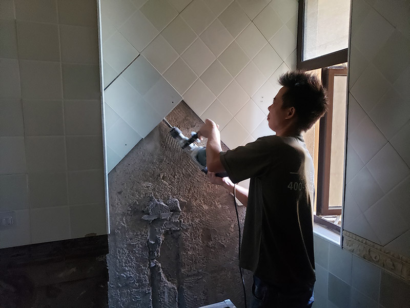 衛(wèi)生間拆除翻新：拆卸一般是從墻體的下方往上方敲，從瓷磚的邊緣往里面敲，還需要根據(jù)拆卸的位置選擇適當(dāng)?shù)那么u力度。敲磚是從墻體下方開始敲，從每塊瓷磚的邊緣開始敲。如果先敲上面的瓷磚，地面堆積的瓷磚較多，擋住下面的瓷磚，會(huì)不利于拆卸。在敲瓷磚的過程中，如果不是對(duì)地面瓷磚進(jìn)行清理，避免瓷磚過多堆積，就會(huì)減緩施工進(jìn)度甚至造成施工意外。