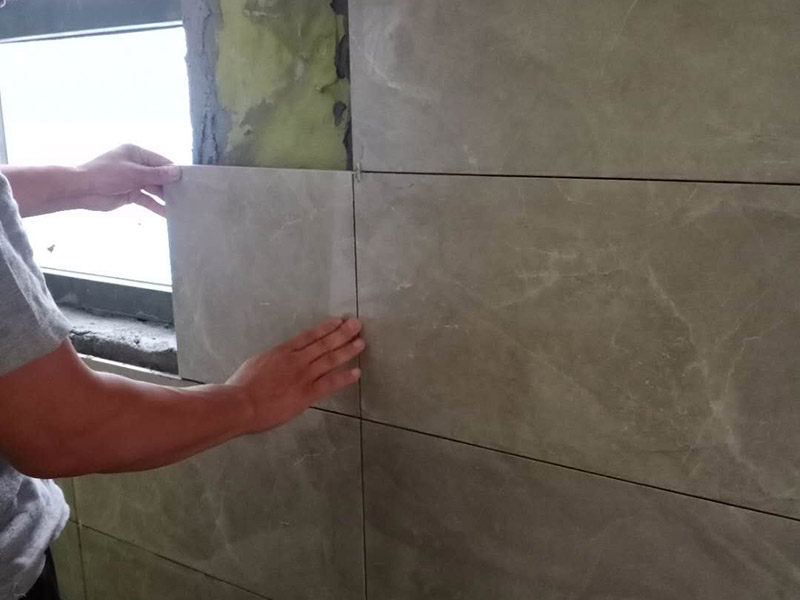 衛(wèi)生間瓷磚拆除重鋪：首先，拆除瓷磚時要用電，而電是從客廳臨時拉的，為了避免在施工過程中發(fā)生觸電的現(xiàn)象，將電拉進(jìn)衛(wèi)生間內(nèi)。其次，舊房改造拆除瓷磚時可以用沖擊電鉆，這種工具方便快捷，可自由更換。但在使用前應(yīng)檢查其是否靈活，可以通過空轉(zhuǎn)一分鐘的方法進(jìn)行檢驗。用完之后及時進(jìn)行清理。 如果是地面的中間某一塊瓷磚想換掉就用錘子從正面敲碎地磚，然后將碎渣清理出來。拆磚應(yīng)從下至上進(jìn)行，在施工過程中對地面及時進(jìn)行處理，以免因垃圾過多從而影響后面的工作。同時要處理好房內(nèi)的防水層。拆除插座與水龍頭附近的瓷磚時應(yīng)小心，以免損壞水電設(shè)備。