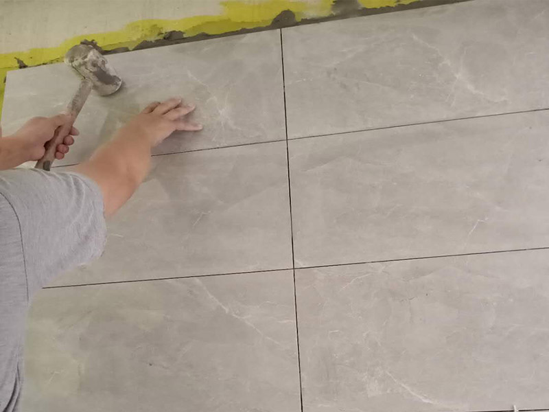 衛(wèi)生間瓷磚拆除重鋪：首先，拆除瓷磚時要用電，而電是從客廳臨時拉的，為了避免在施工過程中發(fā)生觸電的現(xiàn)象，將電拉進(jìn)衛(wèi)生間內(nèi)。其次，舊房改造拆除瓷磚時可以用沖擊電鉆，這種工具方便快捷，可自由更換。但在使用前應(yīng)檢查其是否靈活，可以通過空轉(zhuǎn)一分鐘的方法進(jìn)行檢驗。用完之后及時進(jìn)行清理。 如果是地面的中間某一塊瓷磚想換掉就用錘子從正面敲碎地磚，然后將碎渣清理出來。拆磚應(yīng)從下至上進(jìn)行，在施工過程中對地面及時進(jìn)行處理，以免因垃圾過多從而影響后面的工作。同時要處理好房內(nèi)的防水層。拆除插座與水龍頭附近的瓷磚時應(yīng)小心，以免損壞水電設(shè)備。