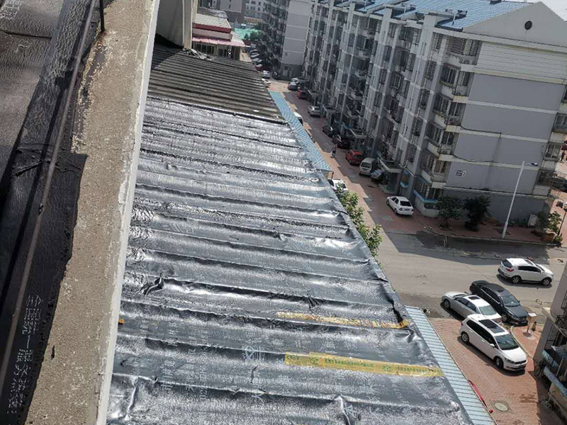 陽(yáng)臺(tái)雨棚防水處理：1.清潔雨棚的表面;2.在需防水處理的區(qū)域涂上基層防水涂料，當(dāng)其仍為濕潤(rùn)時(shí)，把適合尺寸的縫織聚酯布鋪于其上，確保縫織聚酯布不起泡，不起皺，再用基層防水涂料浸透縫織聚酯布，至全干;3.最后涂?jī)蓪颖韺臃浪苛?4.養(yǎng)護(hù)。