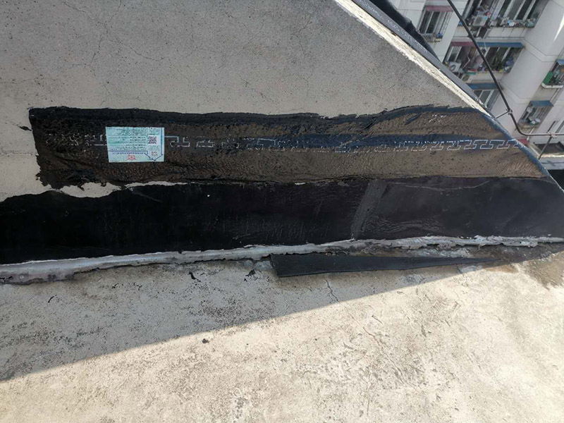 陽(yáng)臺(tái)雨棚防水處理：1.清潔雨棚的表面;2.在需防水處理的區(qū)域涂上基層防水涂料，當(dāng)其仍為濕潤(rùn)時(shí)，把適合尺寸的縫織聚酯布鋪于其上，確保縫織聚酯布不起泡，不起皺，再用基層防水涂料浸透縫織聚酯布，至全干;3.最后涂?jī)蓪颖韺臃浪苛?4.養(yǎng)護(hù)。