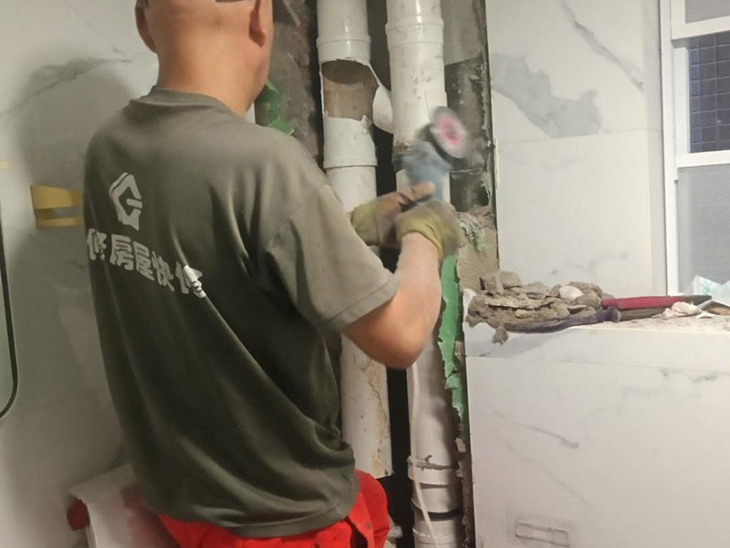 主水管更換維修：1.可以先截斷水源，然后卸下連bai接壓縮接頭的陰陽螺母，在螺du紋上繞幾層螺紋密封膠布，然后重新裝上接頭。 　　2.套筒接頭一旦發(fā)生漏水，則可能需要拆下接頭并重裝很多水管，所以應及時報知修理工進行修理。 　　3.無論是哪種水管接頭出現(xiàn)漏水，都可以先利用修補水管的專用膠布作臨時修補。具體操作方法是：先關閉閥門、截斷水源后，將水龍頭打開至適當位置，以泄去水管內(nèi)的大部分壓力，然后用專用膠布捆住漏水的部位，或用環(huán)氣樹脂黏劑將其封住。