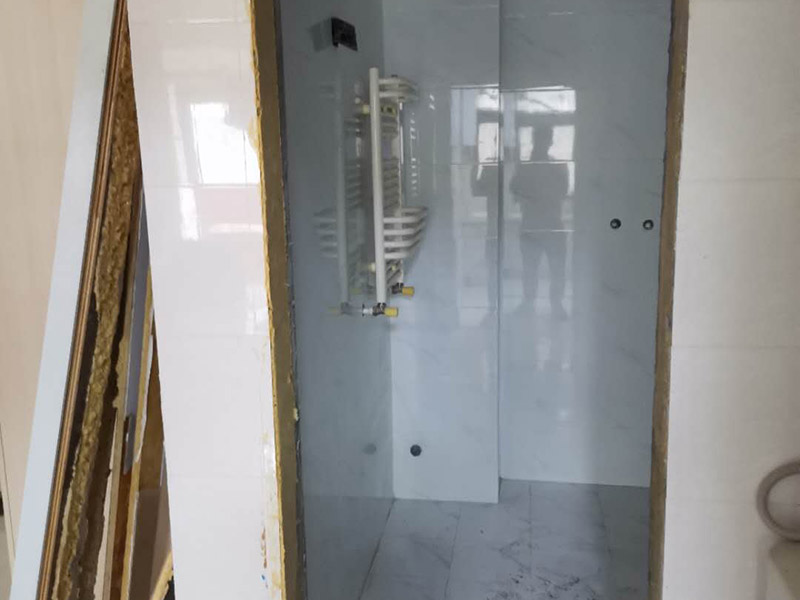 廚房衛(wèi)生間翻新裝修：首先要清除舊瓷磚表面的粉塵和污垢，然后用瓷磚粘結(jié)劑在舊瓷磚上做基層批抹，批抹完畢后就可以直接貼新瓷磚。在新瓷磚背面也要薄抹粘結(jié)劑，厚度以覆蓋瓷磚背紋為準(zhǔn)，讓新瓷磚粘得更牢固。鋪貼新瓷磚時(shí)，用橡膠錘輕敲新瓷磚邊鋪貼邊進(jìn)行調(diào)整，需要注意預(yù)留膨脹縫，24小時(shí)后，等瓷磚粘結(jié)劑干透，用勾縫劑勾縫即可。