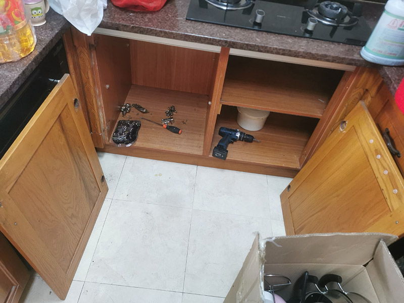 櫥柜門五金安裝：首先將鉸鏈固定在我們的柜門的一邊。注意齊平，一般是有預(yù)留孔的。之后將柜門豎直放在柜子的頂頭，兩邊用卡紙塞好預(yù)留位置。之后先釘上橫向可以移動(dòng)的螺絲口，一個(gè)鉸鏈裝一個(gè)。通過(guò)移動(dòng)將柜門控制在柜子的中央位置。保證開(kāi)關(guān)方便。之后將所有的螺絲孔釘上螺絲，扭緊。之后開(kāi)始調(diào)整。