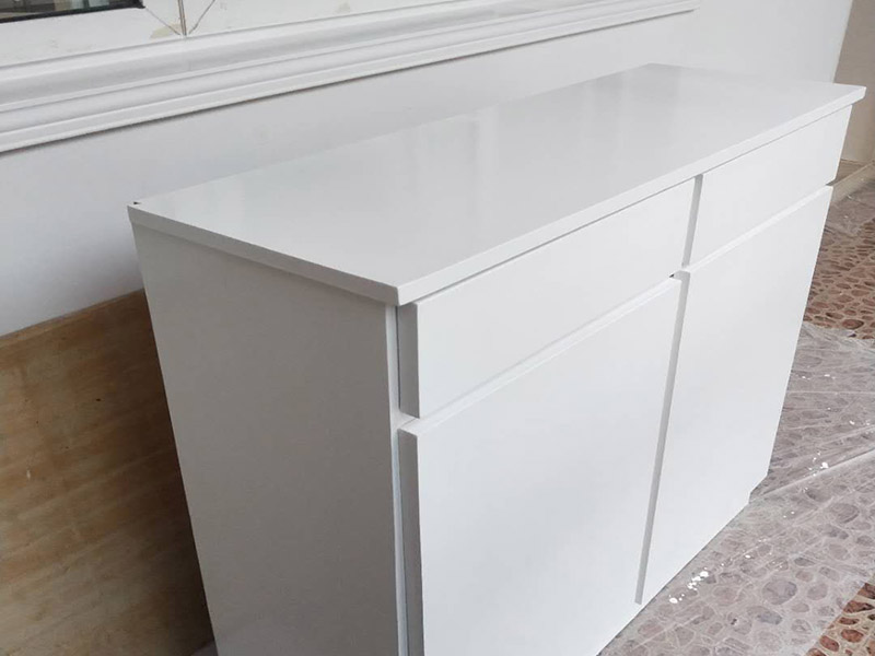 木門(mén)家具粉刷翻新:1、修補(bǔ)缺陷。在缺陷處(裂縫,凹坑等處)批原子灰或石膏油膩?zhàn)?修補(bǔ)完成仔細(xì)打磨,缺陷多且嚴(yán)重的話(huà)要修補(bǔ)2-3遍;2、有油污的地方要么磨掉要么清洗干凈,是把手,人手摸臟的地方,打磨清理干凈后開(kāi)始刷漆;3、防霉。為了避免木材長(zhǎng)時(shí)間受潮而出現(xiàn)霉菌,可在未涂裝前,先薄涂防霉劑一層。4、把刷子在油漆桶里沾一下,一次不要沾太多的漆。刷漆的規(guī)則是從上到下,從左到右;注意轉(zhuǎn)角及隱藏處也要刷上漆; 5、第一遍干透后濕磨一遍,如無(wú)明顯瑕疵可進(jìn)行第2遍刷漆;