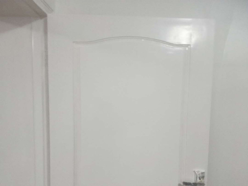 木門(mén)家具粉刷翻新:1、修補(bǔ)缺陷。在缺陷處(裂縫,凹坑等處)批原子灰或石膏油膩?zhàn)?修補(bǔ)完成仔細(xì)打磨,缺陷多且嚴(yán)重的話(huà)要修補(bǔ)2-3遍;2、有油污的地方要么磨掉要么清洗干凈,是把手,人手摸臟的地方,打磨清理干凈后開(kāi)始刷漆;3、防霉。為了避免木材長(zhǎng)時(shí)間受潮而出現(xiàn)霉菌,可在未涂裝前,先薄涂防霉劑一層。4、把刷子在油漆桶里沾一下,一次不要沾太多的漆。刷漆的規(guī)則是從上到下,從左到右;注意轉(zhuǎn)角及隱藏處也要刷上漆; 5、第一遍干透后濕磨一遍,如無(wú)明顯瑕疵可進(jìn)行第2遍刷漆;