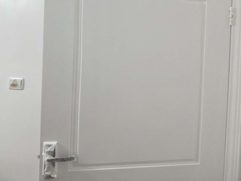 木門(mén)家具粉刷翻新:1、修補(bǔ)缺陷。在缺陷處(裂縫,凹坑等處)批原子灰或石膏油膩?zhàn)?修補(bǔ)完成仔細(xì)打磨,缺陷多且嚴(yán)重的話(huà)要修補(bǔ)2-3遍;2、有油污的地方要么磨掉要么清洗干凈,是把手,人手摸臟的地方,打磨清理干凈后開(kāi)始刷漆;3、防霉。為了避免木材長(zhǎng)時(shí)間受潮而出現(xiàn)霉菌,可在未涂裝前,先薄涂防霉劑一層。4、把刷子在油漆桶里沾一下,一次不要沾太多的漆。刷漆的規(guī)則是從上到下,從左到右;注意轉(zhuǎn)角及隱藏處也要刷上漆; 5、第一遍干透后濕磨一遍,如無(wú)明顯瑕疵可進(jìn)行第2遍刷漆;