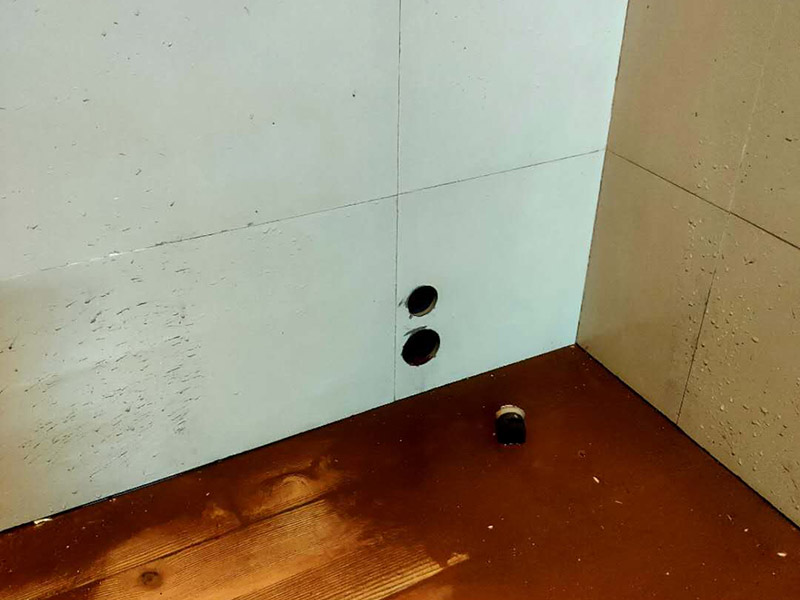 墻面水鉆打孔：在正式打孔之前，可以使用5厘米左右寬的透明膠帶在打孔的位置下面貼上兩道，然后再在孔下面，粘上一個結(jié)實的塑料袋，之后再使用膠帶在孔的周圍，圍成一個圓圈，可以有效的防止水鉆的水污染墻面。在正式進行打孔的時候，一定要將水鉆貼胸脯拿穩(wěn)，在對著墻面打的時候，注意水鉆的鉆頭不要與墻面完全的相切，因為這樣做的話，水鉆會很容易打偏。所以在進行打孔的時候，應該將鉆頭往下傾斜進行打孔，斜度大概在50度左右，等到在墻上磨出一個月牙形槽的時候，然后再稍鉆深一點點，之后再慢慢調(diào)整水鉆的位置。