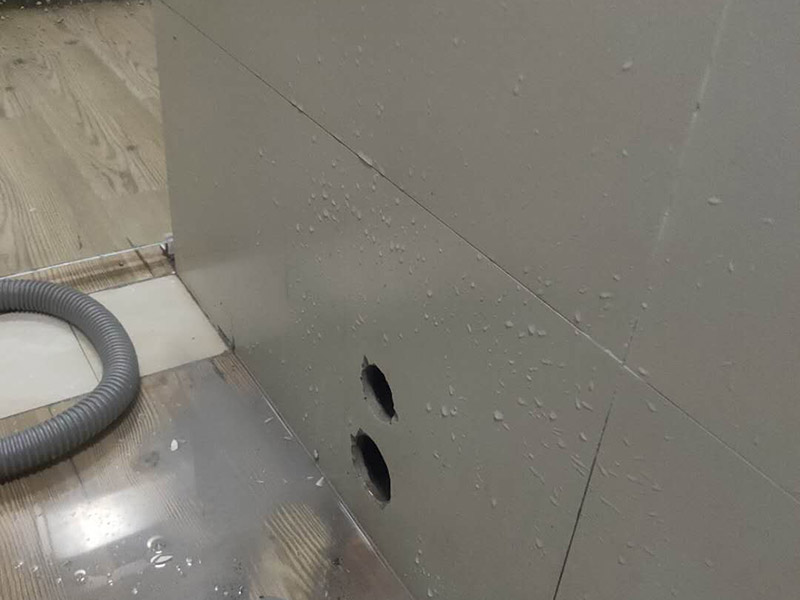 墻面水鉆打孔：在正式打孔之前，可以使用5厘米左右寬的透明膠帶在打孔的位置下面貼上兩道，然后再在孔下面，粘上一個結(jié)實的塑料袋，之后再使用膠帶在孔的周圍，圍成一個圓圈，可以有效的防止水鉆的水污染墻面。在正式進行打孔的時候，一定要將水鉆貼胸脯拿穩(wěn)，在對著墻面打的時候，注意水鉆的鉆頭不要與墻面完全的相切，因為這樣做的話，水鉆會很容易打偏。所以在進行打孔的時候，應該將鉆頭往下傾斜進行打孔，斜度大概在50度左右，等到在墻上磨出一個月牙形槽的時候，然后再稍鉆深一點點，之后再慢慢調(diào)整水鉆的位置。