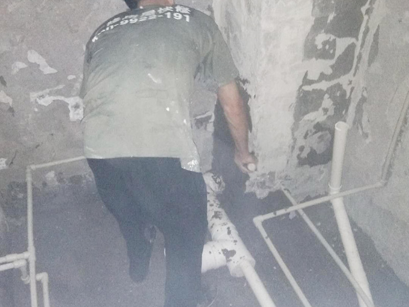 衛(wèi)生間管道打壓安裝：其使用方法是把冷熱水管用軟管連接在一起這個冷熱水形成一個圈，成一根管了，試壓器接在任何一個出水口都可以這時的壓力指針是0個壓。當(dāng)所有水管通路全部焊接好后才可以試壓，在測壓前要封堵所有的堵頭，關(guān)閉進(jìn)水總管的閥門。測壓時，搖動千斤頂?shù)膲簵U直到壓力表的指針指向0.9-1.0左右，也就是說現(xiàn)在的壓力是正常水壓的3倍保持這個壓力值一定時間。不同的水管測壓時間不一樣，PPR、鋁塑PPR、鋼塑PPR等焊接管是30分鐘（只能超出不能少）。鋁塑管就是銅接頭的那種，它的時間是4個小時（半個工作日）。鍍鋅管是4個小時也是半個工作日。