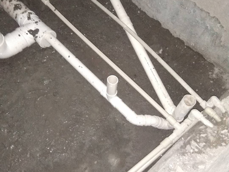 衛(wèi)生間管道打壓安裝：其使用方法是把冷熱水管用軟管連接在一起這個冷熱水形成一個圈，成一根管了，試壓器接在任何一個出水口都可以這時的壓力指針是0個壓。當(dāng)所有水管通路全部焊接好后才可以試壓，在測壓前要封堵所有的堵頭，關(guān)閉進(jìn)水總管的閥門。測壓時，搖動千斤頂?shù)膲簵U直到壓力表的指針指向0.9-1.0左右，也就是說現(xiàn)在的壓力是正常水壓的3倍保持這個壓力值一定時間。不同的水管測壓時間不一樣，PPR、鋁塑PPR、鋼塑PPR等焊接管是30分鐘（只能超出不能少）。鋁塑管就是銅接頭的那種，它的時間是4個小時（半個工作日）。鍍鋅管是4個小時也是半個工作日。