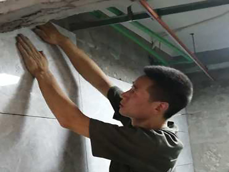 衛(wèi)生間瓷磚鋪貼:1、 衛(wèi)生間墻面在施工前清理墻面的各類污物，用泥刀先批墻，后用水泥漿找平，防止瓷磚貼后有空鼓現(xiàn)象。 2、 衛(wèi)生間內(nèi)會防止抽風(fēng)機(jī)、安裝吊頂?shù)龋愿叨纫貏e注意，其次是墻磚與地磚的尺寸要互相對應(yīng)，不能有太大的差異，最后根據(jù)高度、尺寸與整體效果來確定鋪貼方法，如果統(tǒng)一墻面瓷磚不同，大尺寸瓷磚從下往上貼，小尺寸從上往下貼。 3、配料將清水逐量加入粉狀粘結(jié)劑內(nèi)，按照說明書上一定的比例調(diào)配。攪拌調(diào)和將粘結(jié)劑漿料攪拌至潤滑均勻，無明顯塊狀或糊涂結(jié)狀，將攪拌后施工漿料靜置5&mdash;10分鐘，然后再稍加攪拌1&mdash;2分鐘，就可以使用了。 4、把剛剛攪拌好的粘結(jié)劑漿料均勻的刮到墻上，讓漿料與瓷磚背面的充分接觸。留縫大小調(diào)整根據(jù)瓷磚的尺寸，在磚與磚之間預(yù)留相應(yīng)尺寸的縫隙留待嵌縫?？捎醚篮灥认裙潭?。用專業(yè)測量儀，來檢查貼后瓷磚的平整度。鋪貼完成后可以用薄膜來加以保護(hù)。