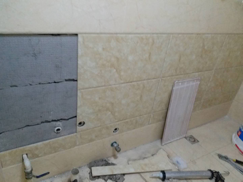 墻面瓷磚脫落修補(bǔ)：首先將脫落的磚四周用裁紙刀的刀背咔嚓一遍，將勾縫劑或水泥等附著物清理掉，漏出瓷磚的原邊。同時(shí)需要清理的，還有墻上與脫落瓷磚相連的瓷磚邊緣。當(dāng)然，用刀刃也可以，但比較毀刀片。然后用稍微潮濕的抹布擦干凈瓷磚背面的浮灰，最好用鋼絲球來(lái)刷一遍瓷磚背面再擦，目的是去掉可能存在的脫模劑。接著就是清理墻面的水泥砂漿層，將松動(dòng)的碎塊去掉，然后也整體用抹布擦一遍。將玻璃膠用裁紙刀切掉密封出口，如果有槍嘴就擰上槍嘴，沒(méi)有也可以直接用。如果墻上的水泥砂漿四周有縫隙，可在縫隙內(nèi)也擠些玻璃膠，這樣可以連接那些沒(méi)掉的瓷磚，防止附近的瓷磚將來(lái)也脫落。然后將這背面抹膠的瓷磚貼回原處，磚與磚之間插上牙簽來(lái)留縫隙。再用手指抹玻璃膠到磚與磚之間的縫隙里。