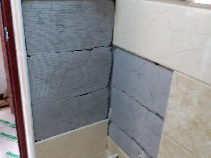 墻面瓷磚脫落修補(bǔ)：首先將脫落的磚四周用裁紙刀的刀背咔嚓一遍，將勾縫劑或水泥等附著物清理掉，漏出瓷磚的原邊。同時(shí)需要清理的，還有墻上與脫落瓷磚相連的瓷磚邊緣。當(dāng)然，用刀刃也可以，但比較毀刀片。然后用稍微潮濕的抹布擦干凈瓷磚背面的浮灰，最好用鋼絲球來(lái)刷一遍瓷磚背面再擦，目的是去掉可能存在的脫模劑。接著就是清理墻面的水泥砂漿層，將松動(dòng)的碎塊去掉，然后也整體用抹布擦一遍。將玻璃膠用裁紙刀切掉密封出口，如果有槍嘴就擰上槍嘴，沒(méi)有也可以直接用。如果墻上的水泥砂漿四周有縫隙，可在縫隙內(nèi)也擠些玻璃膠，這樣可以連接那些沒(méi)掉的瓷磚，防止附近的瓷磚將來(lái)也脫落。然后將這背面抹膠的瓷磚貼回原處，磚與磚之間插上牙簽來(lái)留縫隙。再用手指抹玻璃膠到磚與磚之間的縫隙里。