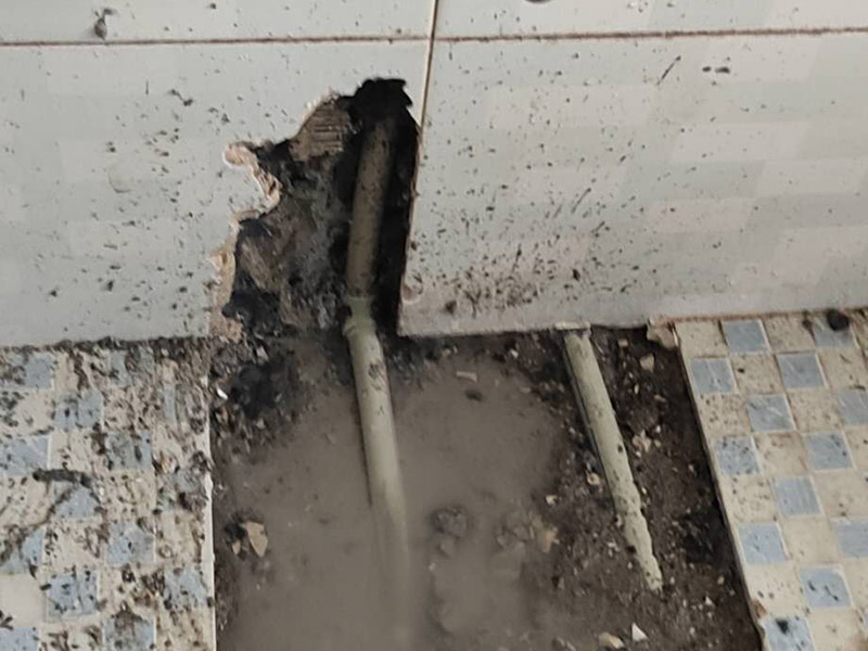 衛(wèi)生間地面貼磚:先選材料，將水泥與少量建筑膠混合拌勻，做成粘貼劑。把粘貼劑用鏟刀鏟到地面刮平后將瓷磚鋪上，再用鏟刀壓實，這樣自上而下或自左而右的一排排粘貼即可。全部鋪完后，用白水泥漿美縫，把瓷磚間的間隙填實，這樣就完成了