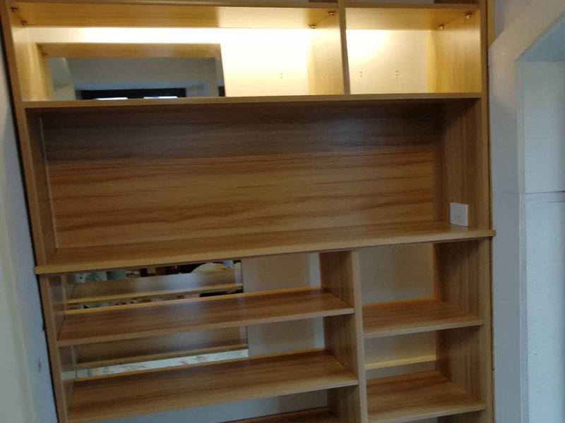 鞋柜現(xiàn)場(chǎng)安裝：方法有三種，一是，找會(huì)的朋友，二是，請(qǐng)師傅，三是自己裝，一般簡(jiǎn)易一點(diǎn)的是可以自己裝的，但是設(shè)計(jì)比較復(fù)雜的鞋柜就得找專業(yè)的師傅了，特別是價(jià)格相對(duì)昂貴的材質(zhì)做的鞋柜，為了避免安裝過程中有破壞性的行為發(fā)生，就應(yīng)該找專業(yè)安裝鞋柜的師傅。