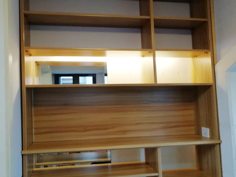 鞋柜現(xiàn)場(chǎng)安裝：方法有三種，一是，找會(huì)的朋友，二是，請(qǐng)師傅，三是自己裝，一般簡(jiǎn)易一點(diǎn)的是可以自己裝的，但是設(shè)計(jì)比較復(fù)雜的鞋柜就得找專業(yè)的師傅了，特別是價(jià)格相對(duì)昂貴的材質(zhì)做的鞋柜，為了避免安裝過程中有破壞性的行為發(fā)生，就應(yīng)該找專業(yè)安裝鞋柜的師傅。