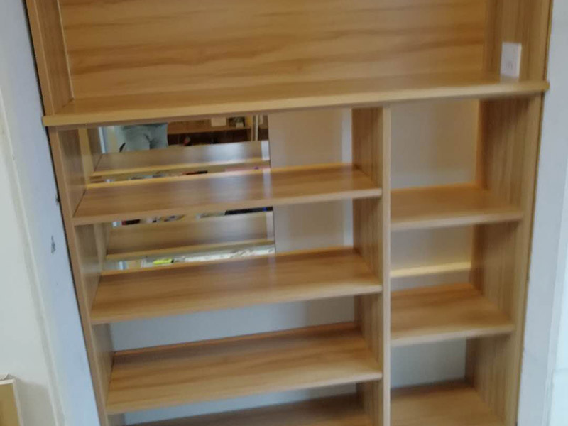 鞋柜現(xiàn)場(chǎng)安裝：方法有三種，一是，找會(huì)的朋友，二是，請(qǐng)師傅，三是自己裝，一般簡(jiǎn)易一點(diǎn)的是可以自己裝的，但是設(shè)計(jì)比較復(fù)雜的鞋柜就得找專業(yè)的師傅了，特別是價(jià)格相對(duì)昂貴的材質(zhì)做的鞋柜，為了避免安裝過程中有破壞性的行為發(fā)生，就應(yīng)該找專業(yè)安裝鞋柜的師傅。