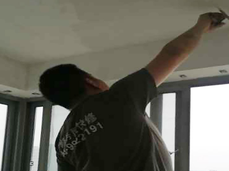 陽臺(tái)頂面修補(bǔ)膩?zhàn)樱汗文佔(zhàn)訉?duì)不同的墻體有著不同的要求，像比較常見的混凝土的墻面，會(huì)出現(xiàn)一些氣孔與鼓起的現(xiàn)象，所以就要先把墻面修平整掉，磨平凸起處，填補(bǔ)凹陷處。如果是預(yù)制混凝土的墻面，那么它的表面層就會(huì)有一些砂礫與疙瘩的現(xiàn)象，這個(gè)時(shí)候就需要專業(yè)的施工人員，使用用鋼絲刷把墻面整體的刷一遍。 基層做好處理后，墻面還是會(huì)有一些凹陷的地方，這個(gè)時(shí)候就可以用石膏膩?zhàn)觼硌a(bǔ)平。將石膏膩?zhàn)訅簩?shí)凹陷處，橫抹豎起的地方再重新刮一遍，這樣來確保墻面的平整。 墻面上可能會(huì)有油污等這些東西，所以需要涂刷一下火堿水溶液，不過在涂刷時(shí)一定要注意，一邊涂刷一邊就要拿清水清洗墻面，這樣不僅可以加快一點(diǎn)速度，而且效果也好。 刮膩?zhàn)又?，噴刷一遍粘結(jié)劑，就可以開始刮膩?zhàn)恿?。在刮膩?zhàn)拥臅r(shí)候注意，避免留下浮膩?zhàn)右约肮魏?，防止膩?zhàn)由险瓷匣覊m、砂礫等雜物，然后按照規(guī)范刮就可以了。