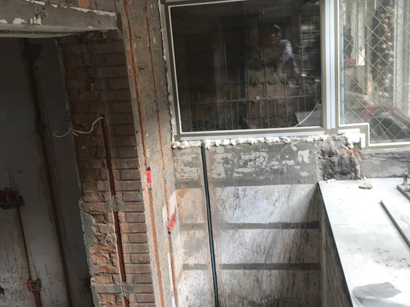 陽臺電路改造：施工之前，首先要繪制電路布線圖，通常設計師都會提供相應的圖紙，布線圖是電路改造的基礎，整個空間的電路管線位置必須按照布線圖的設計嚴格執(zhí)行。根據(jù)布線圖的要求，經(jīng)過精細測量，確定管線走向、標高和開關、插座、燈具等設備的位置，并用墨盒線進行表示。 最后，確定主要電器的位置嗎，并在相應位置上做好標記，電器定位主要需要注意空調(diào)定位、排氣扇、熱水器的定位，電視、電話、網(wǎng)線的定位。