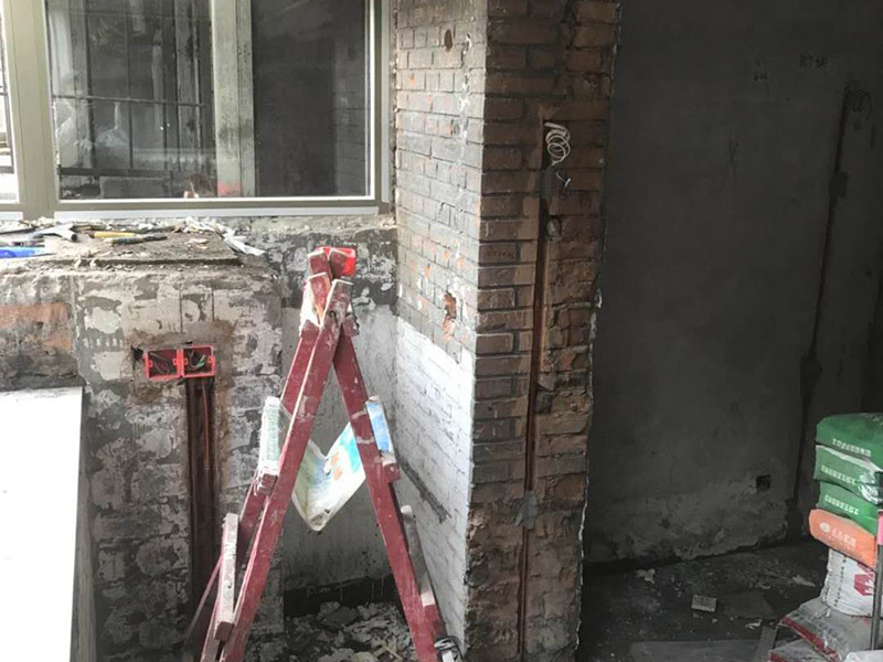 陽臺電路改造：施工之前，首先要繪制電路布線圖，通常設計師都會提供相應的圖紙，布線圖是電路改造的基礎，整個空間的電路管線位置必須按照布線圖的設計嚴格執(zhí)行。根據(jù)布線圖的要求，經(jīng)過精細測量，確定管線走向、標高和開關、插座、燈具等設備的位置，并用墨盒線進行表示。 最后，確定主要電器的位置嗎，并在相應位置上做好標記，電器定位主要需要注意空調(diào)定位、排氣扇、熱水器的定位，電視、電話、網(wǎng)線的定位。