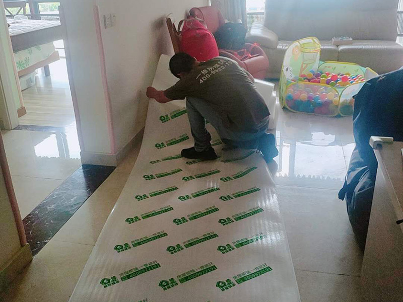 衛(wèi)生間管道裝修:水路安裝一般有三種，走頂、走地、走墻這三種方式，一般情況下地上是走的管道路，安裝時(shí)最簡(jiǎn)單的，但是用料是最多的，然而墻壁上的管道路，安裝時(shí)比較困難的，而用料是最少的。當(dāng)然了開槽最難的還是頂上面安裝管道的，用料最多，漏水很容易發(fā)現(xiàn)，因此，選擇水管走頂部的方法比較合適。 冷熱水管的管壁的厚度是不一樣的，所以在安裝的時(shí)候一定要記得，冷水管不能當(dāng)作熱水管來用，這樣會(huì)減少壽命，而且還會(huì)對(duì)日后生活造成困惑，分辨冷熱水管的簡(jiǎn)便方法是熱水管上有一條紅線標(biāo)記，對(duì)于冷熱水管接頭距離的要求，只有淋浴混合氣的要求是14-15公分，其余的距離只要好安裝操作就可以。