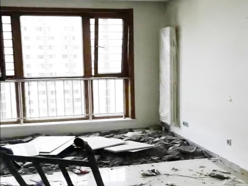 客廳地磚拆除翻新:首先我們應(yīng)查看原有磚的現(xiàn)狀，若出現(xiàn)局部破損、出現(xiàn)多處發(fā)出咚咚聲或掉落、嚴(yán)重污跡，針對(duì)這樣的情況我們必須拆除更換，因?yàn)楹?jiǎn)單的去修補(bǔ)達(dá)不到好的效果了，因?yàn)槿绻阒幌霌Q其中的幾塊磚，很難選到顏色、型號(hào)和款式一致的地磚。